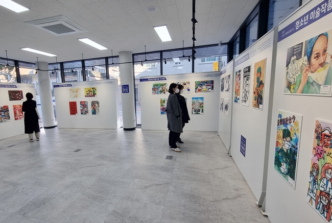 대구 수성구(구청장 김대권)는 8일부터 24일까지 범어2동 커뮤니티센터 1층 전시실에 개최하는 ‘수성구 해외교류도시 청소년 미술작품 전시회’를 주민들이 관람하고 있다.
