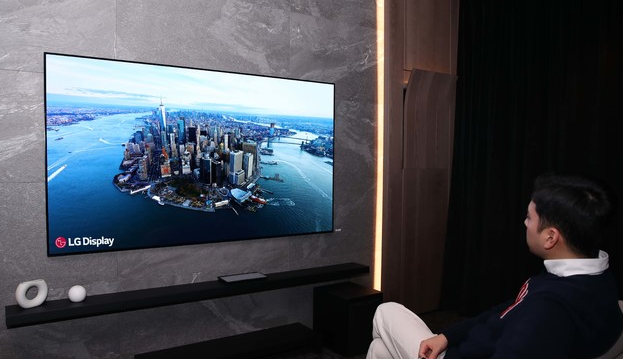 LG디스플레이가 올해 초 CES 2021에서 선보인 88인치 8K 시네마틱 사운드 OLED (사진=LG디스플레이 제공)
