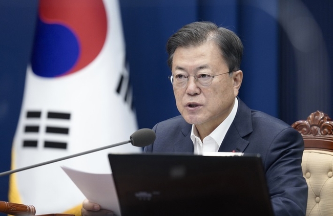 문재인 대통령이 지난 7일 오전 국무회의가 열린 청와대 여민관 영상회의실에서 발언하고 있다. (사진=뉴시스 제공)