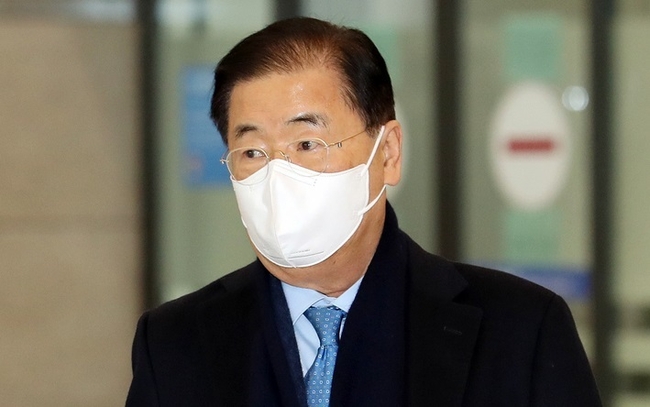  '제14차 한·중앙아 협력포럼' 참석차 타지키스탄을 방문했던 정의용 외교부 장관이 지난 2일 오전 인천국제공항을 통해 귀국하고 있다. (사진=뉴시스 제공)
