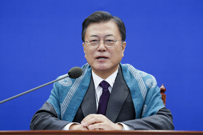 문재인 대통령이 지난달 12일 오후 청와대 여민관 영상회의실에서 열린 APEC 화상 정상회의에 참석해 발언하고 있다.(사진=뉴시스 제공)