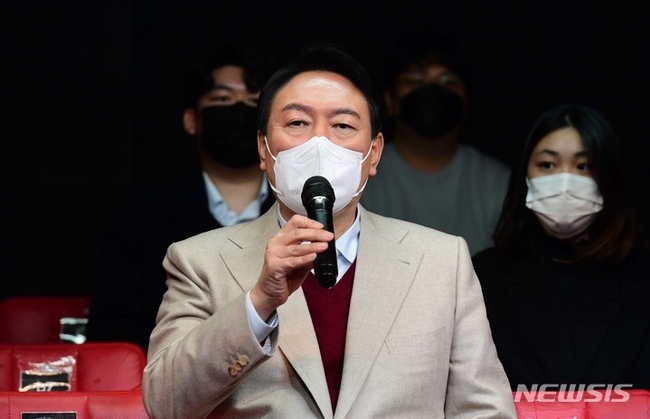 윤석열 국민의힘 대선 후보가 지난 8일 서울 종로구 대학로 한 소극장에서 열린 청년문화예술인과의 간담회에서 인사말하고 있다. (사진=뉴시스 제공)