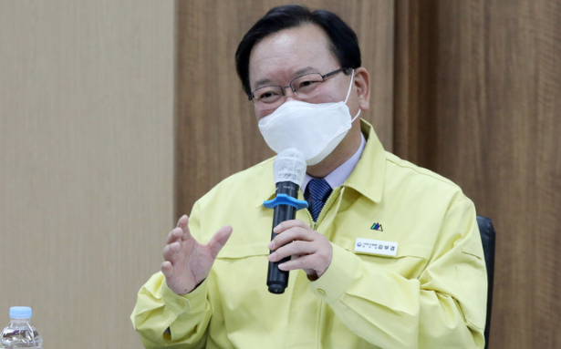 김부겸 국무총리가 9일 오전 서울 마포구 의회 회의실에서 열린 수도권 보건소장 현장간담회에 참석해 발언하고 있다.(사진=뉴시스 제공)