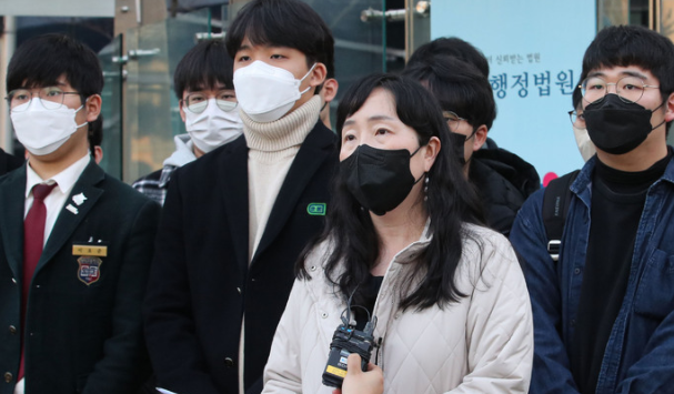 김정선 변호사가 지난 8일 오후 서울 서초구 서울행정법원에서 열린 수능 출제 오류 주장 정답 결정 처분 집행정지 심문기일을 마치고 발언하고 있다.(사진=뉴시스 제공)