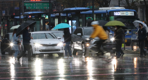 전국에 겨울비가 내린 지난달 30일 오전 세종대로 사거리에서 우산을 든 시민들이 출근길 발걸음을 옮기고 있다.(사진=뉴시스 제공)