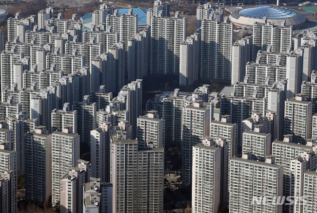 서울 송파구 롯데월드타워 서울스카이에서 아파트 단지가 내려다보이고 있다. (사진=뉴시스 제공)