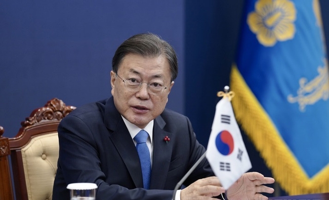문재인 대통령이 지난 9일 청와대 여민관 영상회의실에서 민주주의 화상 정상회의에 참석해 참모진과 대화하고 있다. (사진=뉴시스 제공)