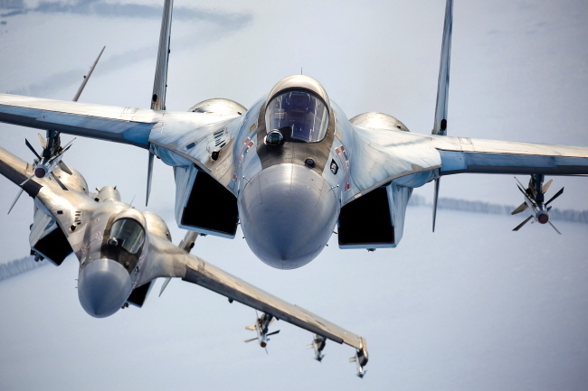 러시아 Su-35 전투기 2대가 지난 28일 러시아 하늘을 날고 있다. (AP/뉴시스)