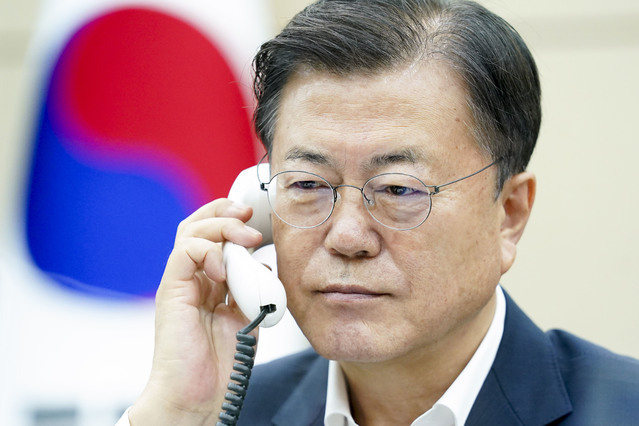 문재인 대통령이 지난 7월15일 청와대 여민관에서 응웬 푸 쫑(Nguyen Phu Trong) 베트남 당서기장과 전화 통화하고 있다.