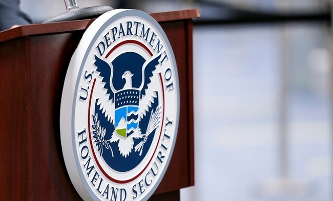 미 국토안보부 소속 세관국경보호국(CBP)의 마이애미 국제공항내 간판. 이들은 공항입국자에 대한 조사를 맡고 있지만 일부 특수 팀이 2017년부터 미국내 20명의 유명 언론인과 기자들에 대해 뒷조사를 해온 것으로 들어나 논란이 되고 있다.
