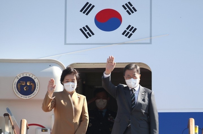 문재인 대통령과 부인 김정숙 여사의 모습. (사진 제공=뉴시스)