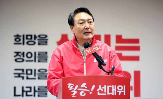 윤석열 국민의힘 대선 후보가 지난 11일 강원도 춘천 국민의힘 강원도당에서 열린 강원도 선거대책위원회 출범식에서 연설하고 있다.