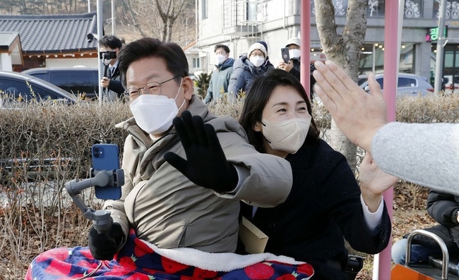  이재명 더불어민주당 대선 후보, 부인 김혜경 씨가 12일 경북 문경시 가은역에서 석탄을 실어 나르던 철로를 관광 자원화한 꼬마열차 탑승 체험을 하고 있다.