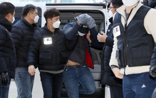 신변보호를 받던 전 여자친구의 집에 찾아가 어머니와 동생에게 흉기를 휘두른 혐의를 받는 20대 남성 이모씨가 12일 오후 서울 송파구 서울동부지법에서 열린 구속 전 피의자 심문(영장실질심사)에 출석하고 있다.