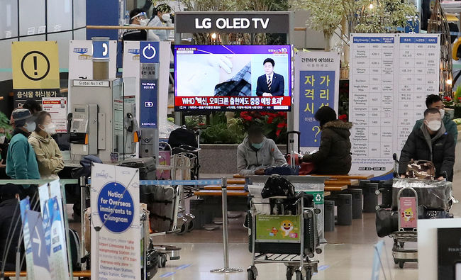 지난 2일 인천국제공항 제1여객터미널에서 해외 입국자들이 오가고 있다. (사진=뉴시스 제공)