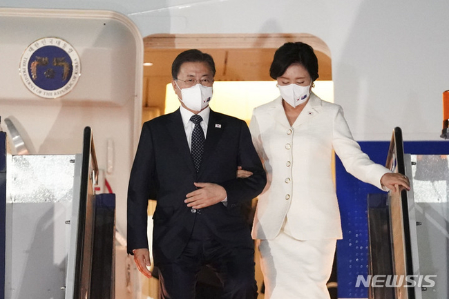 호주를 국빈방문 하는 문재인 대통령과 김정숙 여사가 12일 호주 캔버라 페어베언 공군기지에 도착, 공군 1호기에서 내리고 있다. (사진=뉴시스 제공)