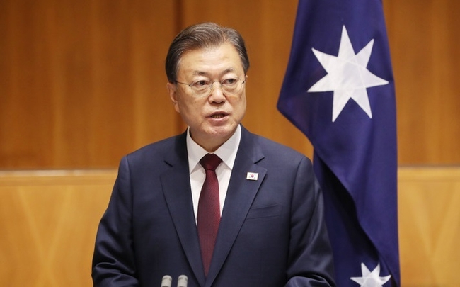  13일 호주 캔버라 국회의사당에서 열린 스콧 모리슨 호주 총리와의 공동기자회견에서 발언하고 있다.(사진=뉴시스 제공)