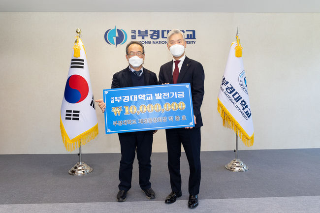 박종호 대표(왼쪽)가 장영수 총장(오른쪽)에게 발전기금을 전달하고 기념촬영하고 있다.