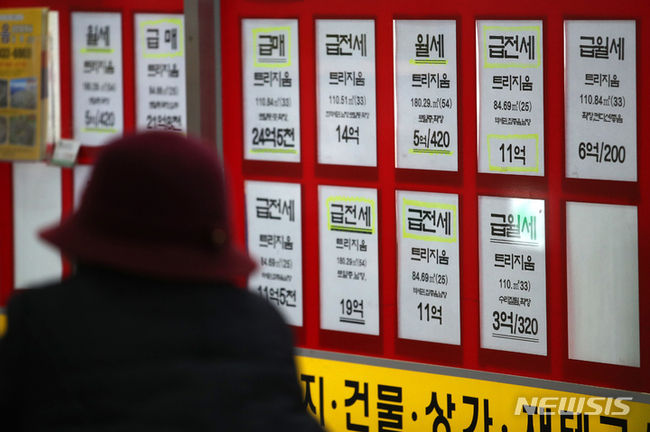 서울 아파트 전세 물량이 지난 8월 이후 가장 많은 수준을 기록했다. 부동산 빅데이터 업체 아실에 따르면 10일 기준 서울 아파트 전세 물량은 3만 1,375건으로 지난해 8월 13일(3만 1,874건) 이후 1년 4개월 만에 가장 많은 것으로 집계됐다. 14일 오후 서울 송파구 한 아파트 상가 내 공인중개사 사무소에 시세표가 붙어있다. 2021.12.14.(사진/뉴시스)