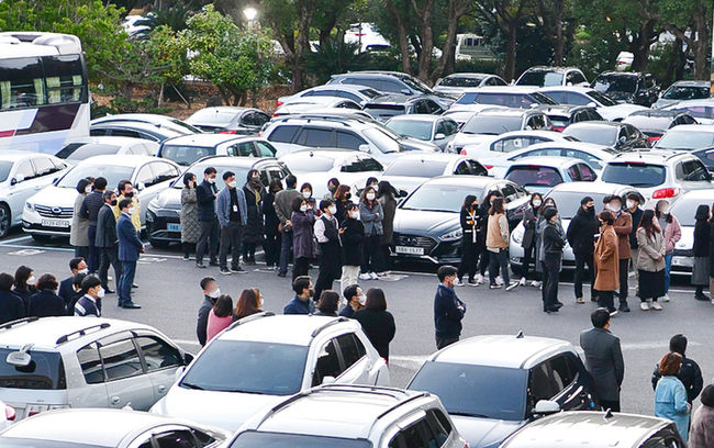 제주 해역에서 진도 4.9의 지진이 발생한 지난 14일 오후 제주시 연동 제주도교육청에서 근무하는 직원들이 진동에 놀라 건물 밖으로 대피해 있다. (사진=독자제공) 2021.12.14.