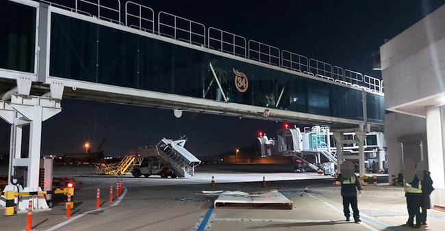 지난 13일 오후 6시30분께 김포국제공항 계류장에서 아시아나에어포트 소속 항공 특수차량이 공항 터미널과 항공기를 연결하는 탑승교를 추돌하는 사고가 발생했다. 사진은 이날 사고 당시 모습. (사진=독자 제공)