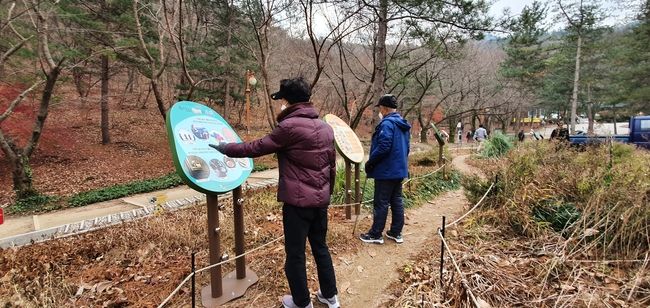 앞산기억공원 인지활동체험판을 체험 해보는 지역주민 모습
