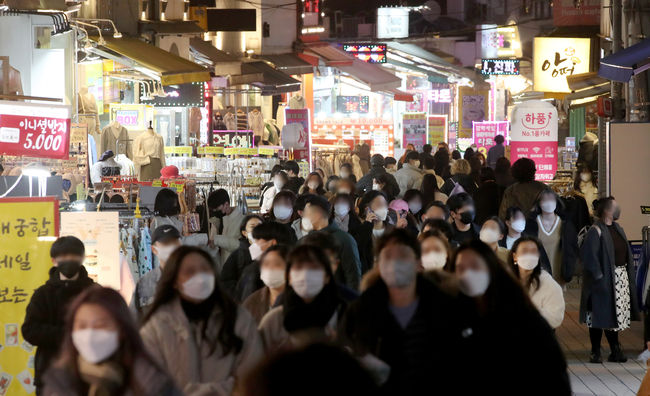 정부가 '위드코로나'를 중단하고 사적 모임과 다중이용시설 운영을 제한하는 조치를 발표한 16일 오후 서울 마포구 홍대거리가 시민들로 붐비고 있다. 정부는 오는 18일부터 내달 3일까지 사적 모임은 4인까지, 다중이용시설 영업은 위험도 분류에 따라 오후 9~10시까지 제한하는 대책을 시행한다고 발표했다. (사진=뉴시스 제공)