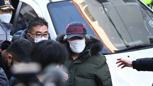 초등학생을 납치·성폭행하는 범행을 저질러 12년을 교도소에서 복역해 출소한 조두순(68)이 지난 2020년 12월 경기도 안산시 단원구 자신의 거주지로 들어가고 있다. (사진=뉴시스 제공) 