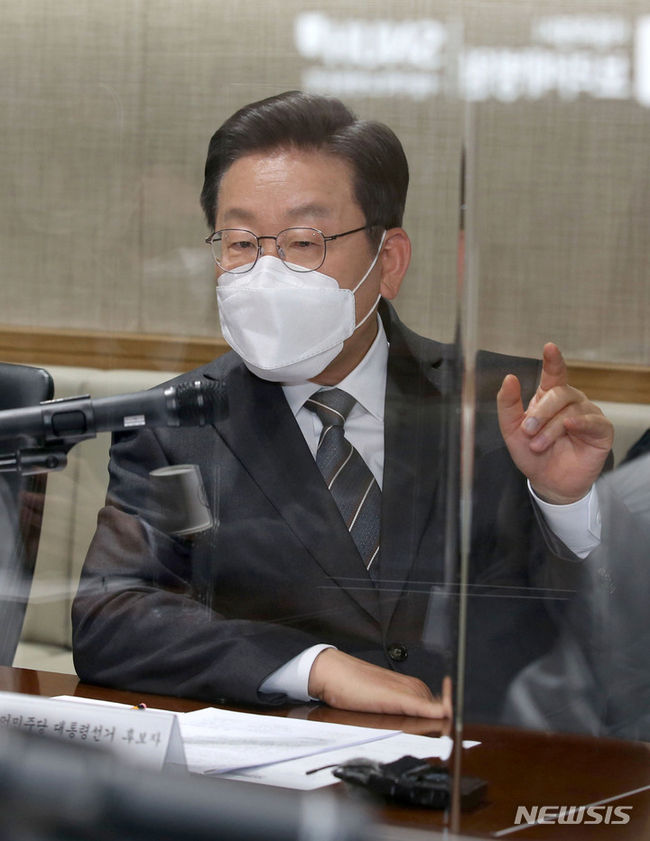 이재명 더불어민주당 대선 후보가 15일 오후 서울 동작구 서울특별시보라매병원을 현장 방문해 보라매병원 임원진에게 코로나19 대응 현황 보고를 받은 뒤 질문을 하고 있다. 보라매병원은 감염병전담병원으로 코로나19 대응을 하고 있다. (사진=뉴시스 제공)