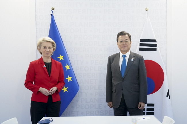 문재인 대통령과 우르줄라 폰데어라이엔 EU 집행위원장이 지난 10월30일(현지시간) 이탈리아 로마 누볼라 컨벤션 양자회담장에서 한-EU 정상회담을 하기에 앞서 기념촬영을 하고 있다. (사진=뉴시스 제공)