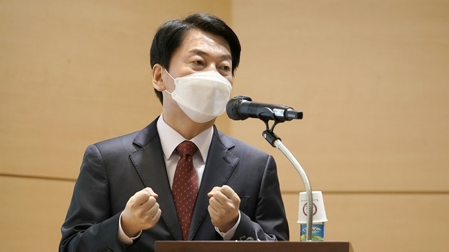 안철수 국민의당 대선 후보가 17일 대전 ETRI 융합기술연구생산센터에서 과학기술정책 간담회를 하고 있다.