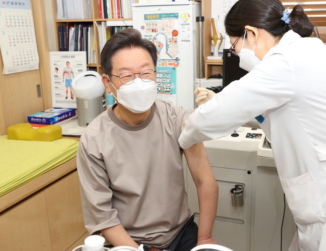 이재명 더불어민주당 대선후보가 18일 서울의 한 내과의원에서 코로나19 백신 3차 접종(부스터샷)을 맞고 있다. (사진=민주당 제공)