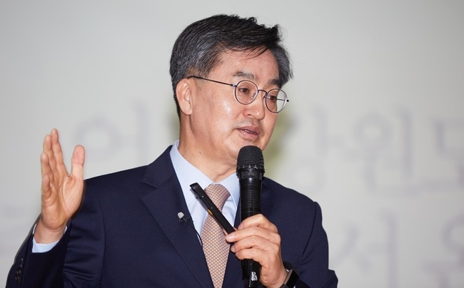 김동연 새로운물결 대선 후보가 16일 천안여고를 찾아 '유쾌한 반란'을 주제로 학생을 비롯한 교직원들 대상으로 강연을 하고 있다. (사진=김동연 캠프 제공)