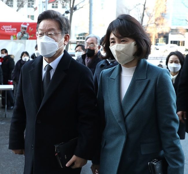 국회사진기자단 = 이재명 더불어민주당 대선 후보와 부인 김혜경 씨가 19일 서울 여의도순복음교회로 예배를 드리기 위해 이동하고 있다.