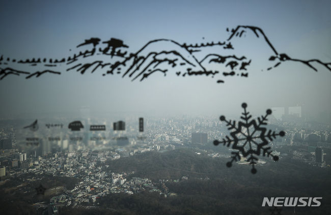 서울과 경기, 인천 등 수도권에 미세먼지 비상저감조치가 시행된 지난 16일 오전 서울 용산구 N서울타워에서 바라본 도심이 뿌옇게 보이고 있다. (사진=뉴시스 제공)