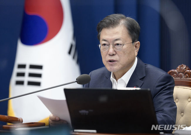 문재인 대통령이 7일 오전 국무회의가 열린 청와대 여민관 영상회의실에서 발언하고 있다. (사진=뉴시스 제공)