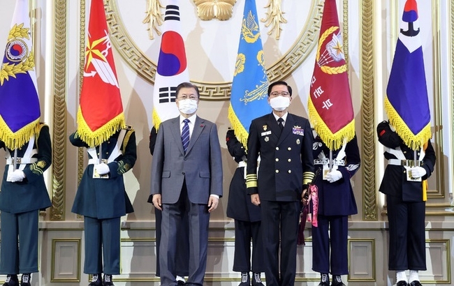  문재인 대통령이 20일 청와대 영빈관에서 열린 장성 진급·보직 신고 및 수치 수여식에서 김정수 해군참모총장의 삼정검에 수치를 달아준 뒤 기념촬영을 하고 있다. 삼정검의 '삼정'은 육·해·공군이 일치하여 호국·통일·번영의 3가지 정신 달성을 의미하며 수치는 끈으로 된 깃발로 장성의 보직과 이름, 임명 날짜, 수여 당시 대통령 이름이 수놓아져 있다. (사진=뉴시스 제공)