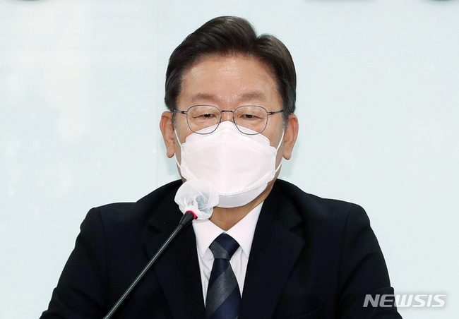 이재명 더불어민주당 대선 후보가 20일 서울 여의도 중소기업중앙회에서 열린 소상공인-자영업자 피해단체 대선 후보 간담회에 참석해 인사말을 하고 있다.(사진=뉴시스 제공)
