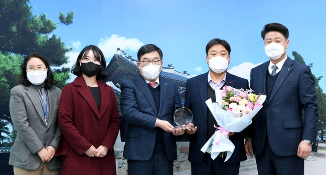  광주시는 북부 무한돌봄 행복나눔센터 취약노인보호 복지부장관상을 수상했다.