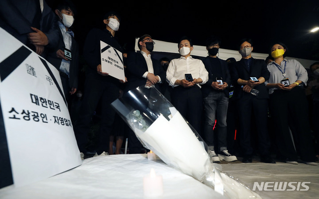 지난 9월 서울 영등포구 국회 앞 코로나19 경영난으로 극단적인 선택을 한 자영업자들을 기리기 위한 임시 분향소에서 김기홍 자영업자비대위 공동대표 등이 추모하고 있다. 2021.09.16.(사진/뉴시스)