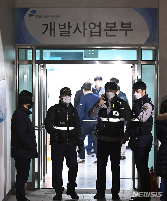 김문기 성남도시개발공사 개발1처장이 숨진 채 발견된 21일 오후 경기도 성남도시개발공사 개발사업본부 사무실에서 경찰이 현장감식을 위해 분주하게 움직이고 있다. 2021.12.21.(사진/뉴시스)