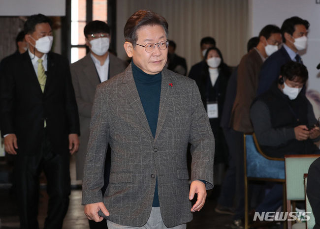 이재명 더불어민주당 대선 후보가 21일 서울 중구 정동1928 아트센터에서 마이클 센델 하버드대학교 교수와 '대전환의 시대, 대한민국은 어떻게 공정의 날개로 비상할 것인가'의 주제로 화상 대담을 위해 입장하고 있다. 2021.12.21.(국회사진기자단)