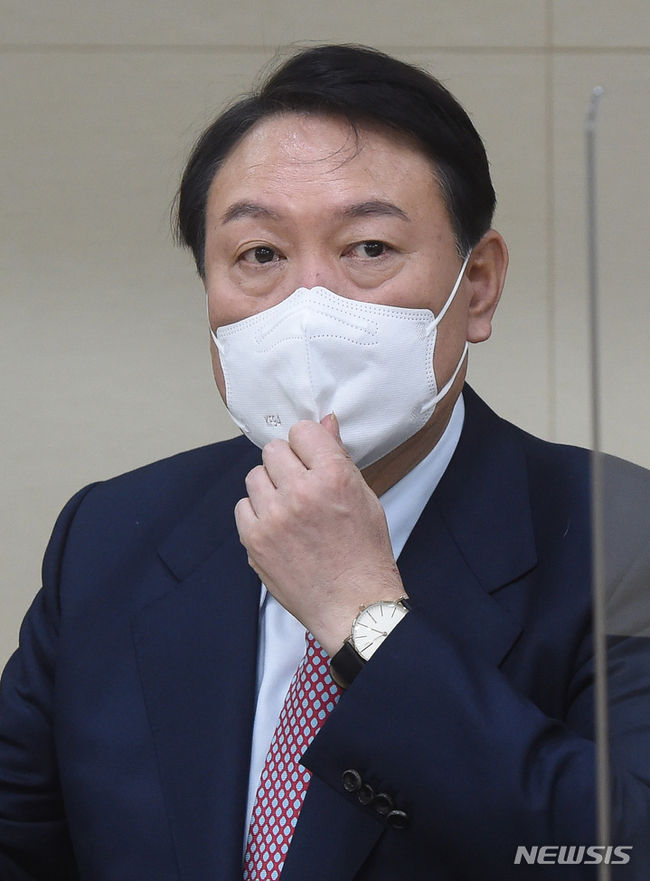 윤석열 국민의힘 대선 후보가 21일 서울 강남구 한국과학기술회관에서 열린 정책간담회에서 마스크를 만지고 있다. 2021.12.21(국회사진기자단)