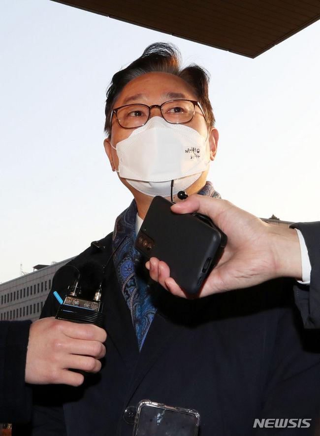 박범계 법무부 장관이 지난 20일 오전 경기도 과천시 정부과천청사 법무부로 출근하며 취재진 질문에 답변하고 있다. 법무부는 오늘부터 이틀 동안 사면심사위원회(이하 심사위)를 열고 신년 특별사면 대상자를 추릴 예정이다. 이명박·박근혜 전 대통령은 특사 명단에서 제외될 것이란 관측이 나오고 있다. 2021.12.20(사진/뉴시스)