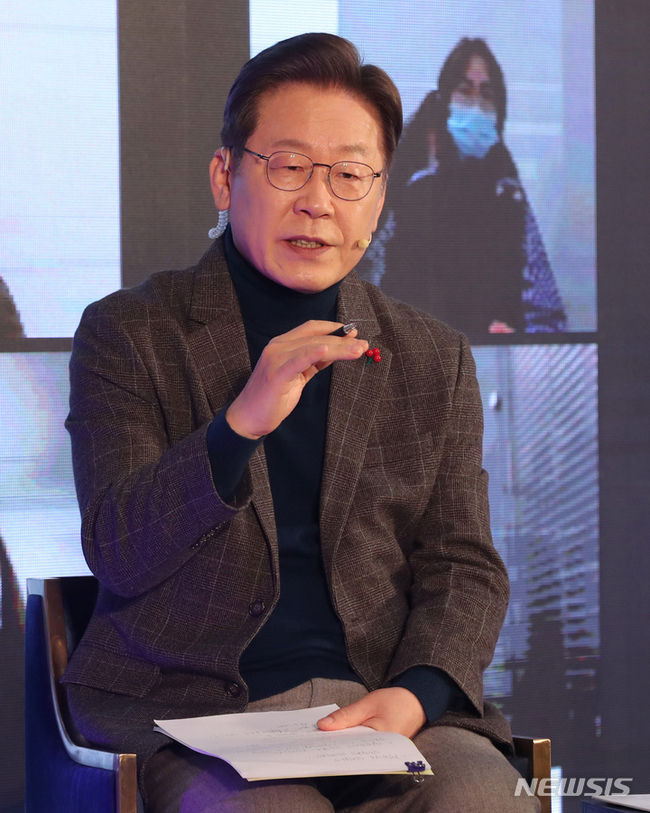 이재명 더불어민주당 대선 후보가 21일 서울 중구 정동1928 아트센터에서 마이클 센델 하버드대학교 교수와 '대전환의 시대, 대한민국은 어떻게 공정의 날개로 비상할 것인가'의 주제로 화상 대담을 하고 있다. 2021.12.21(국회사진기자단)