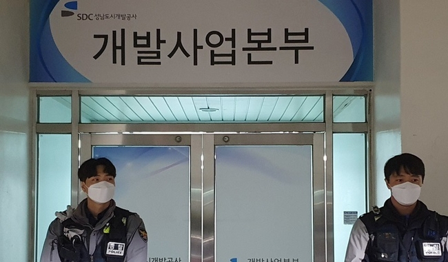 21일 오후 김문기 성남도시개발공사 개발1처장이 사무실에서 숨진 채 발견된 가운데 경기 성남도시개발공사 개발사업본부 앞에서 경찰이 출입을 통제하고 있다.(사진=뉴시스 제공)