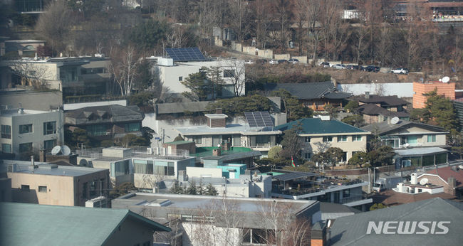 국토교통부가 22일 공개한 표준단독주택 공시가격에 따른 상위 10개 주택 중 7곳이 용산구 이태원로에 위치한 주택으로 집계됐다. 그 중 대지면적 1758.9㎡, 연면적 2861.8㎡ 규모의 이명희 신세계그룹 회장 소유 단독주택 공시가격이 올해 306억5000만원에서 내년 311억원으로 오르며 7년째 최고가로 나타났다. 이는 전국 24만여 표준단독주택 중 최고가다. 사진은 이명희 신세계 회장의 자택과 상위 10위권 안의 주택들이 위치한 이태원로 55라길과 이태원로 55길 일대. (사진=뉴시스 제공)