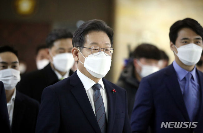 이재명 더불어민주당 대선 후보가 22일 서울 여의도 국회에서 열린 의원총회에 참석하고 있다. (사진=뉴시스 제공)