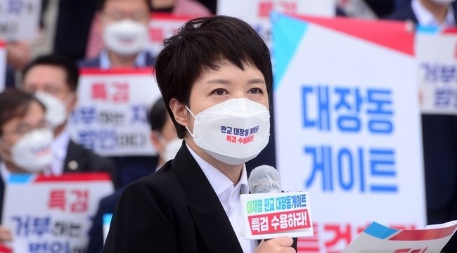 김은혜 국민의힘 의원이 지난 10월 8일 서울 여의도 국회 본청 계단 앞에서 열린 '대장동게이트 특검 추진 천막투쟁본부 출정식'에서 발언하고 있다.(사진=뉴시스 제공)