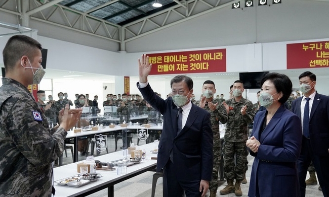  문재인 대통령과 김정숙 여사가 국군의 날인 지난 10월 1일 오후 경북 포항 해병대1사단 부대에서 열린 장병 격려 오찬 행사를 마친 뒤 장병들에게 손을 흔들며 인사하고 있다.(사진=뉴시스 제공)
